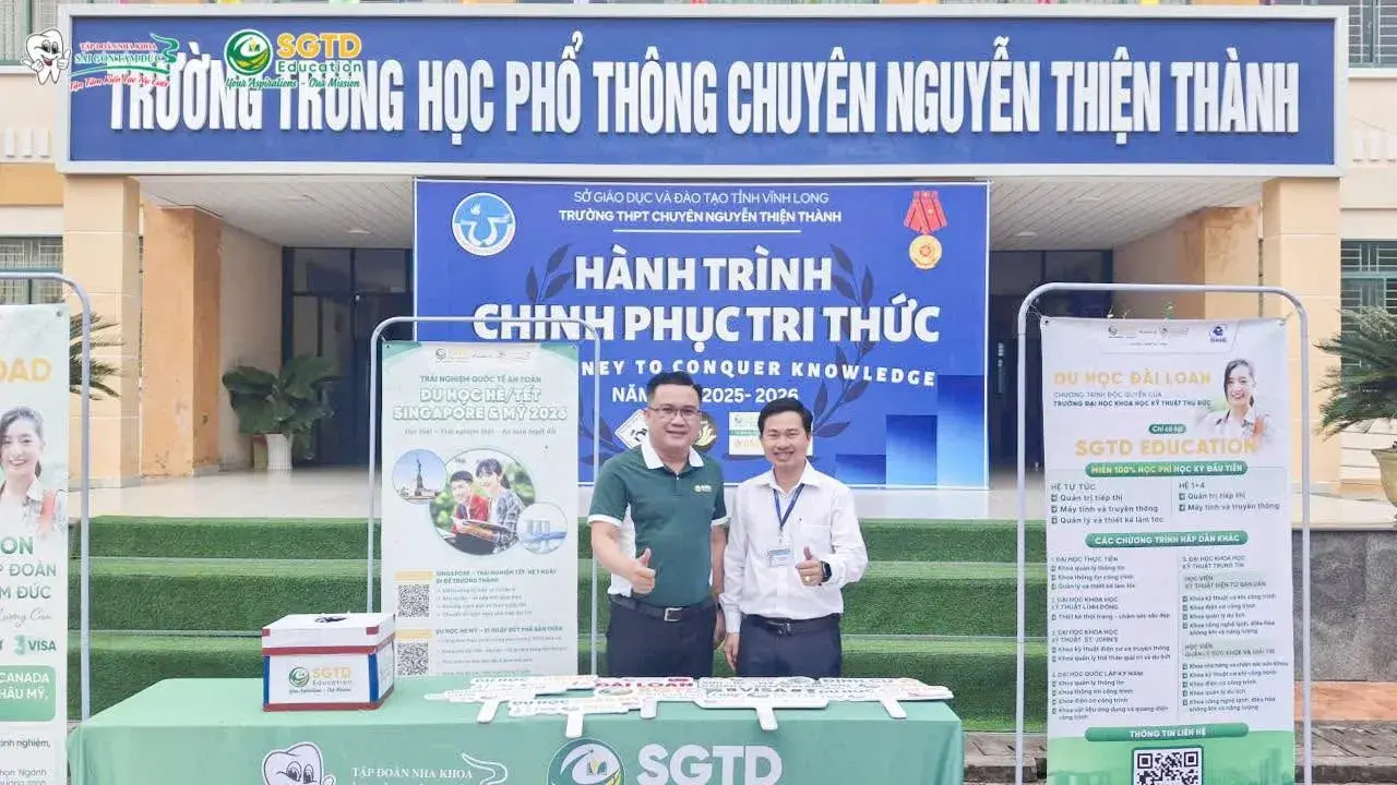 Học sinh nhận tài liệu giới thiệu chương trình