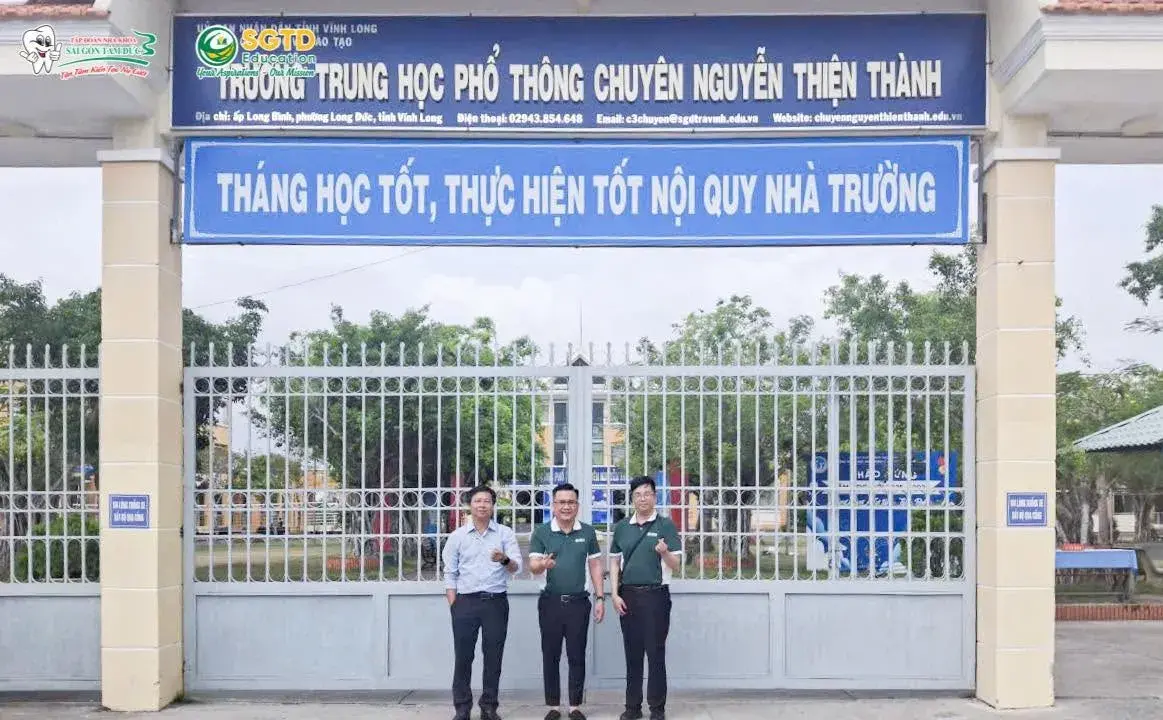 Thầy cô nhà trường cùng theo dõi buổi sinh hoạt