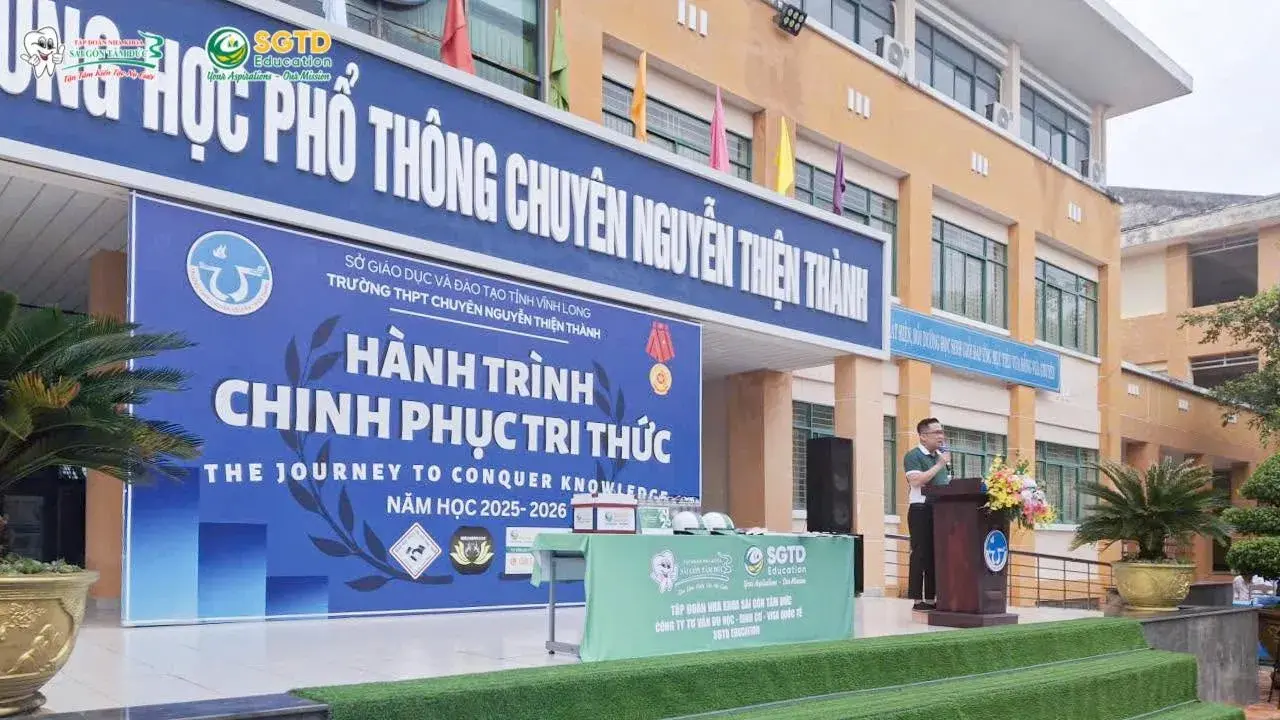 Trao suất học bổng đến học sinh nhà trường