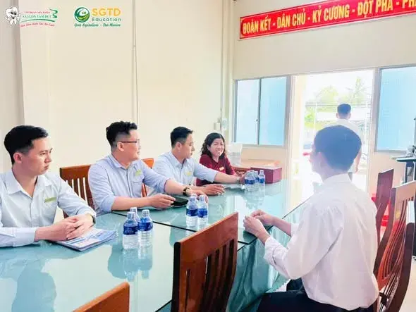 Đại diện SGTD Education trình bày các chương trình du học tại buổi làm việc