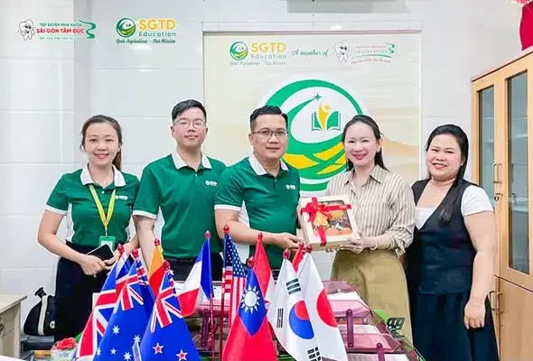 Trao quà lưu niệm giữa SGTD Education và đại diện GLES