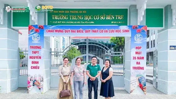 Đoàn công tác trước cổng Trường Trung học Cơ sở Bến Tre