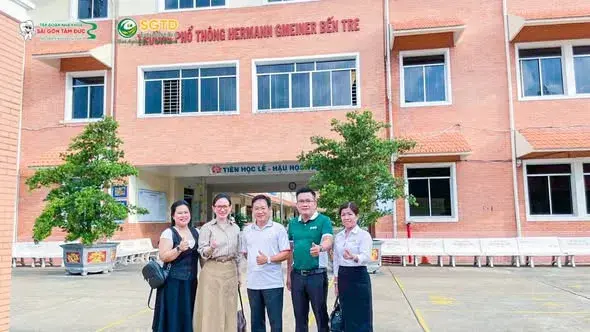 Đoàn công tác trước Trường Phổ thông Hermann Gmeiner Bến Tre