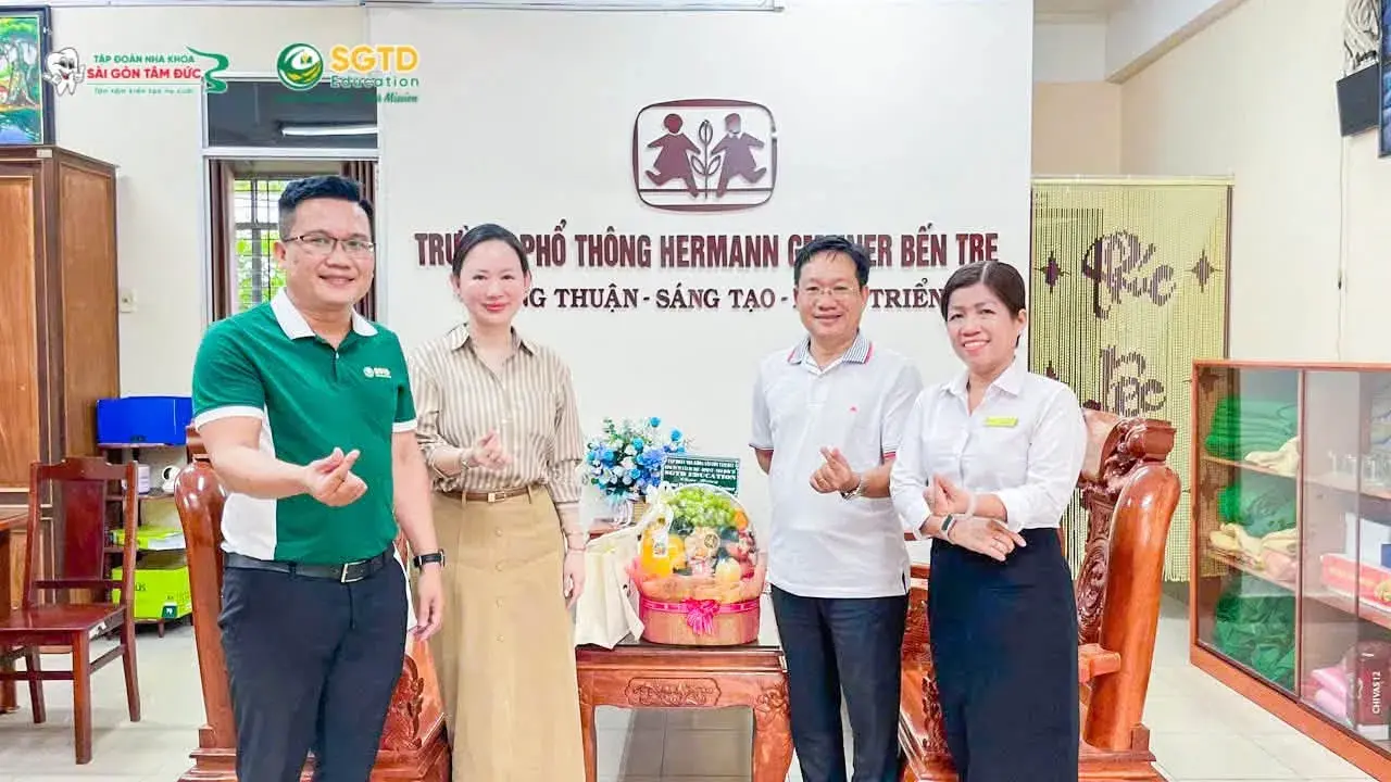 Buổi gặp gỡ trong khuôn viên Trường Phổ thông Hermann Gmeiner Bến Tre