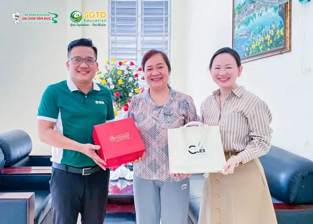 Trao quà lưu niệm cùng Ban Giám hiệu nhà trường trong chuyến thăm