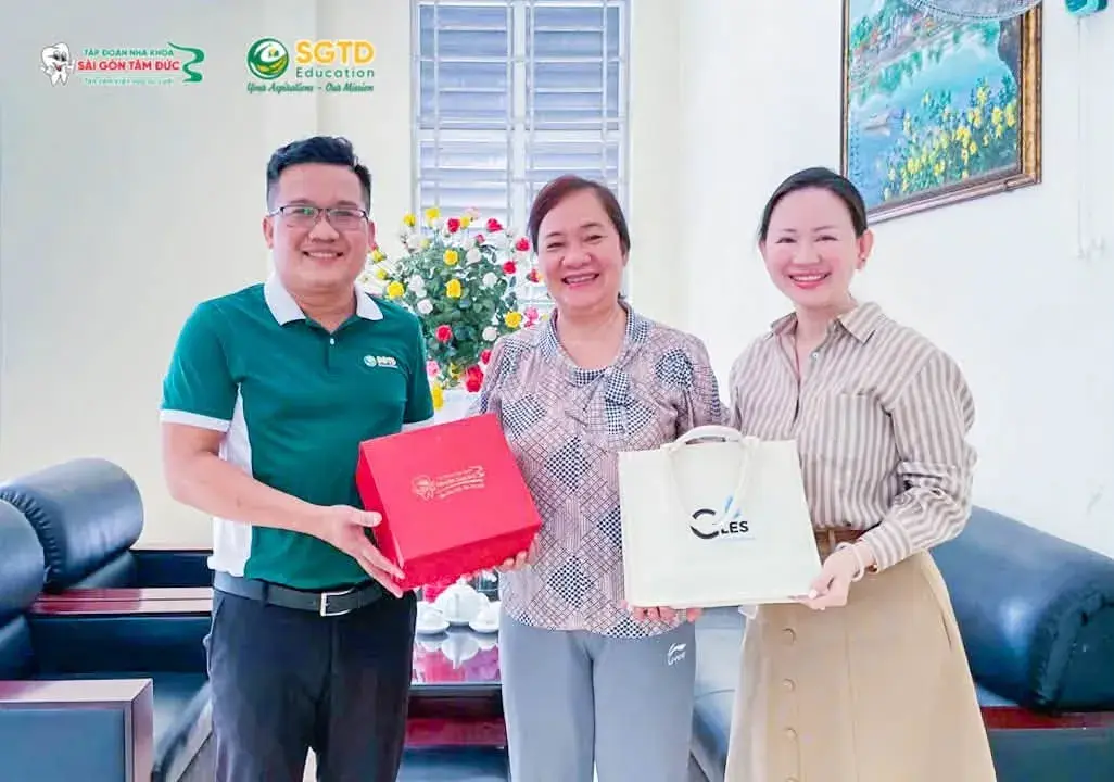 Trao quà lưu niệm cùng Ban Giám hiệu nhà trường