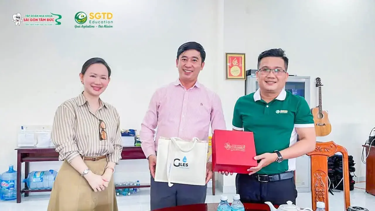 Buổi trao đổi giữa đoàn công tác và Ban Giám hiệu về cơ hội du học cho học sinh