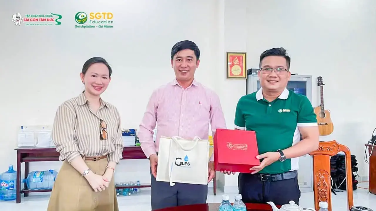 Trao quà lưu niệm tại phòng làm việc của nhà trường