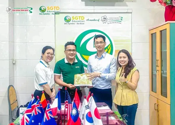 Đội ngũ SGTD Education cùng đại diện IEC trong khoảnh khắc trao quà lưu niệm