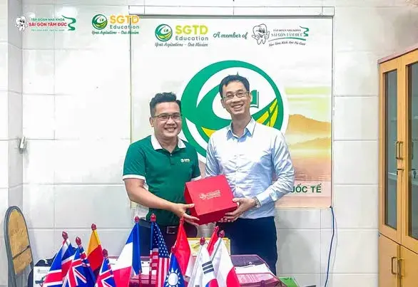 Đại diện SGTD Education trao quà lưu niệm đến đối tác IEC