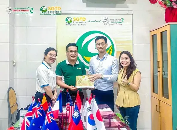 Hai đơn vị chụp ảnh lưu niệm bên dàn cờ các quốc gia có chương trình du học