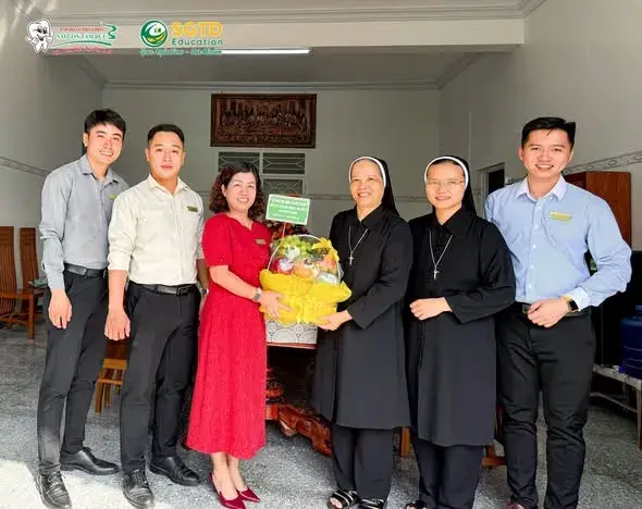 Đội ngũ SGTD Education tại một nhà thờ trong chuyến thăm
