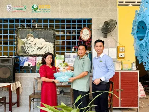 Trao quà Giáng Sinh đến Quý Linh mục