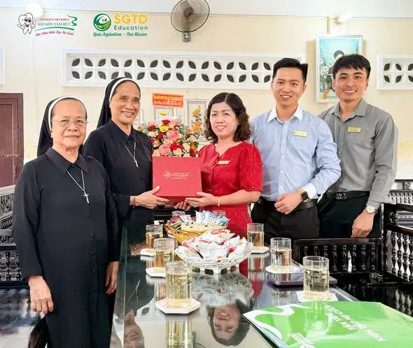 Không gian nhà thờ được trang trí đón Giáng Sinh