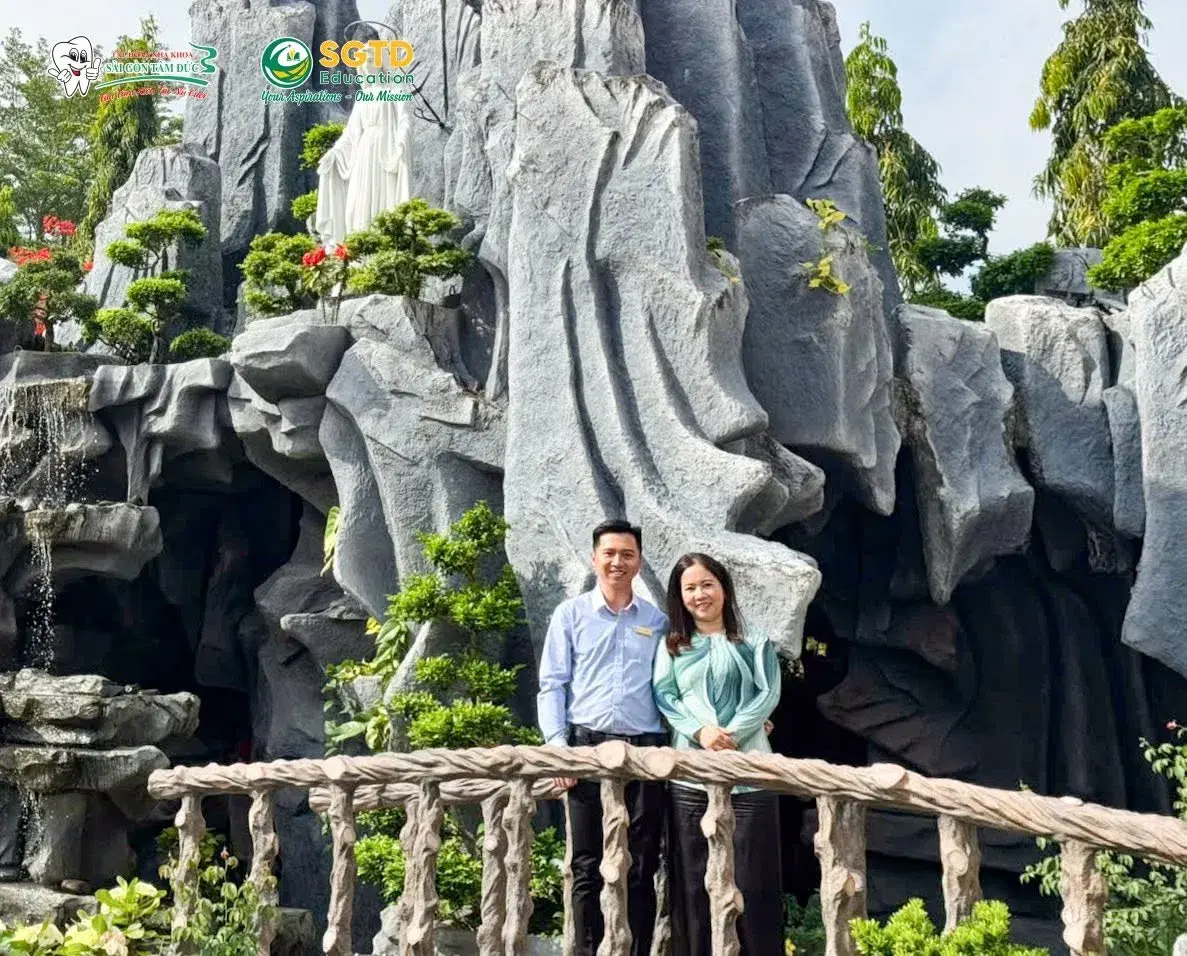 Chụp ảnh lưu niệm cùng Quý Linh mục và Tu sĩ