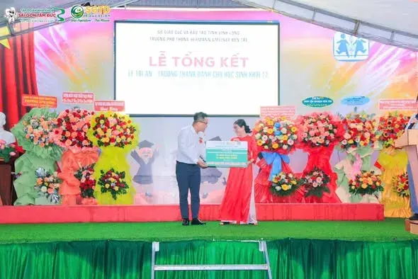 Học sinh khối 12 trong buổi lễ trưởng thành