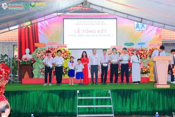 Đại diện SGTD Education tại lễ tổng kết
