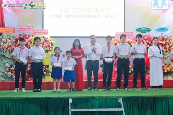 Trao học bổng đến học sinh khối 12