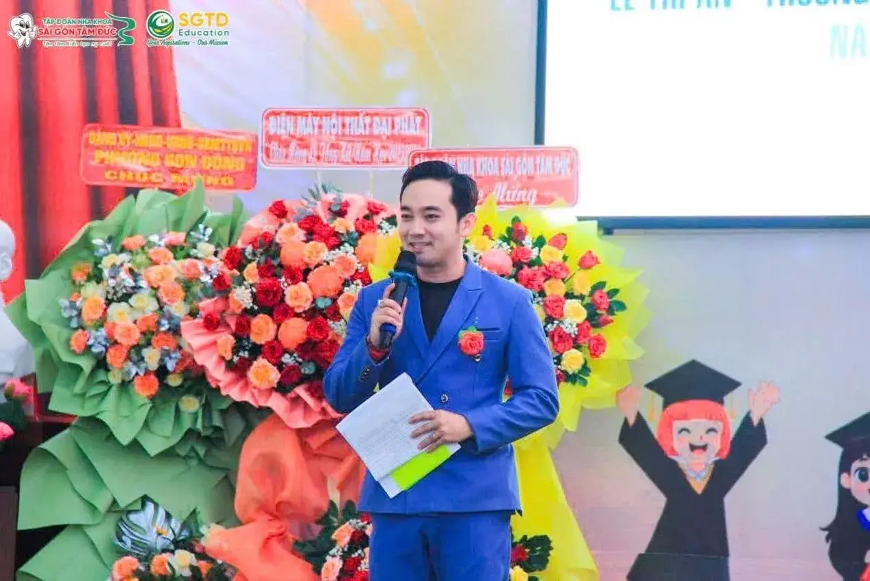 Học sinh nhận suất học bổng từ đơn vị tài trợ