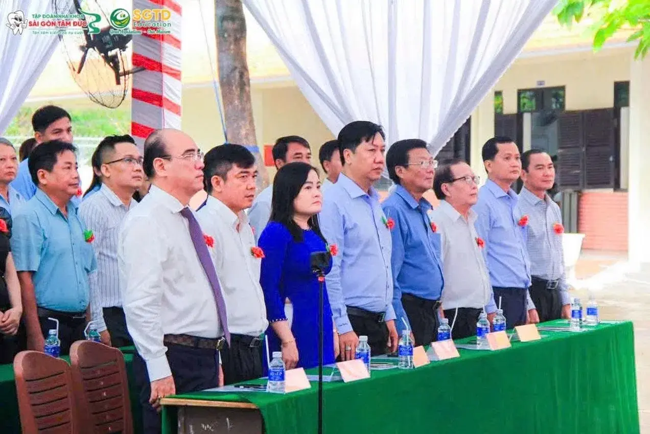 Trao suất học phẩm dành cho các em