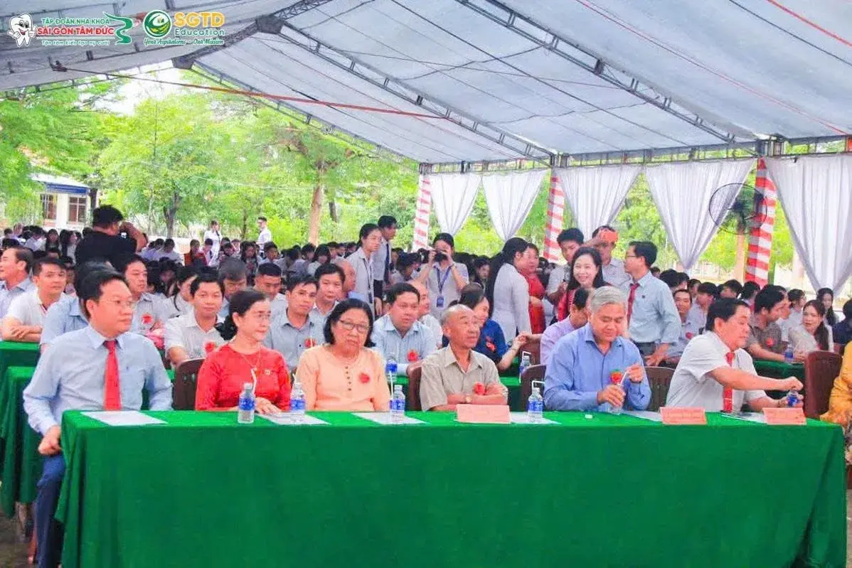 Niềm vui của học sinh trong ngày trưởng thành