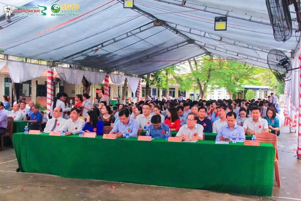 Ban Giám hiệu và đơn vị tài trợ trên sân khấu