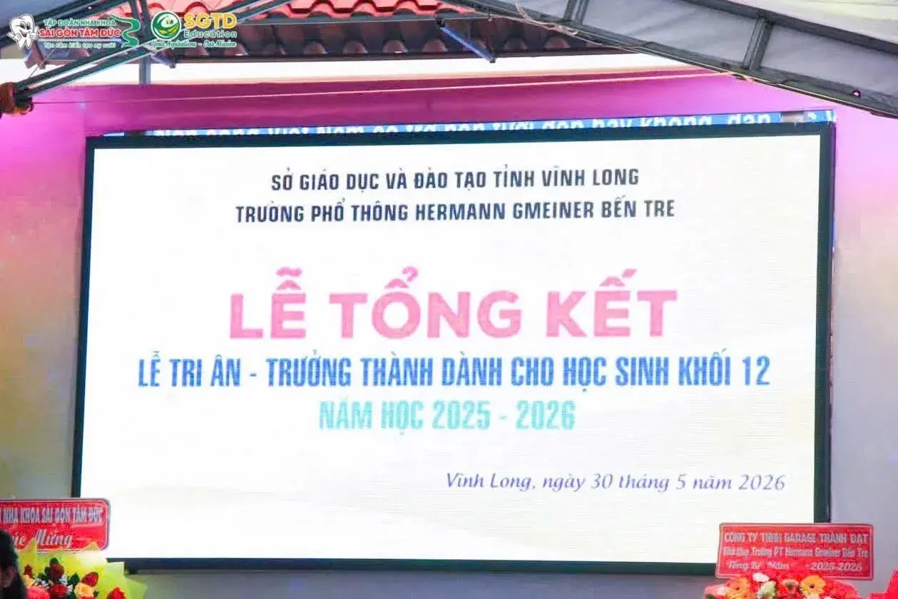 Chụp ảnh lưu niệm cùng các em học sinh khối 12