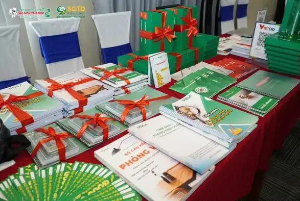 Học viên đăng ký và nhận tài liệu trước giờ khai mạc