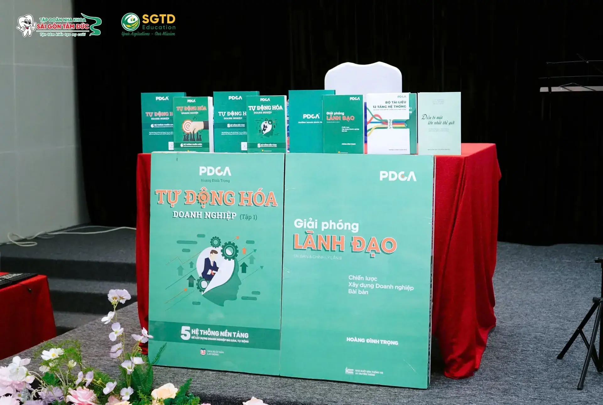 Chụp ảnh lưu niệm khép lại buổi sáng khai mạc