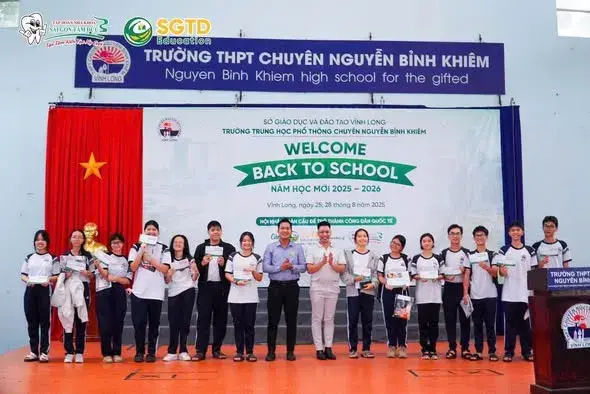 Khu vực ngày hội được dựng trong sân trường từ sáng sớm