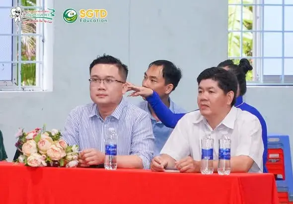 Học sinh khối 12 tập trung về khu vực sự kiện