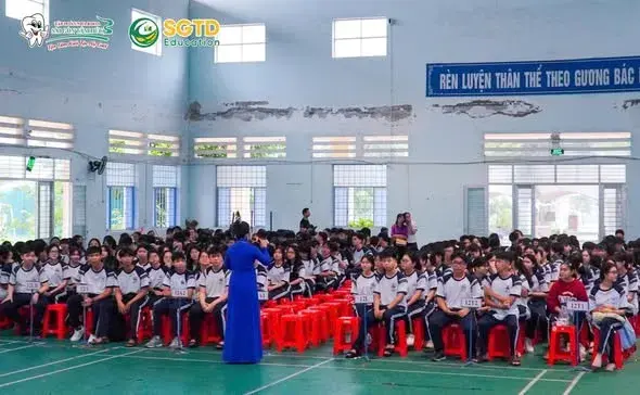 Đội ngũ SGTD Education đón học sinh tại bàn tiếp nhận