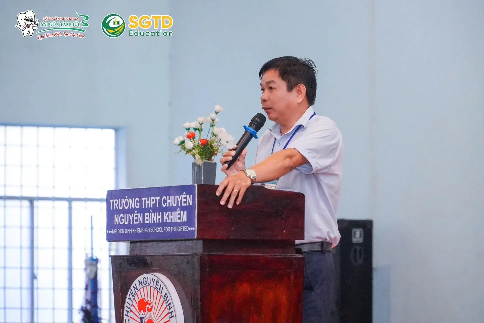 Học sinh nhận tài liệu giới thiệu chương trình