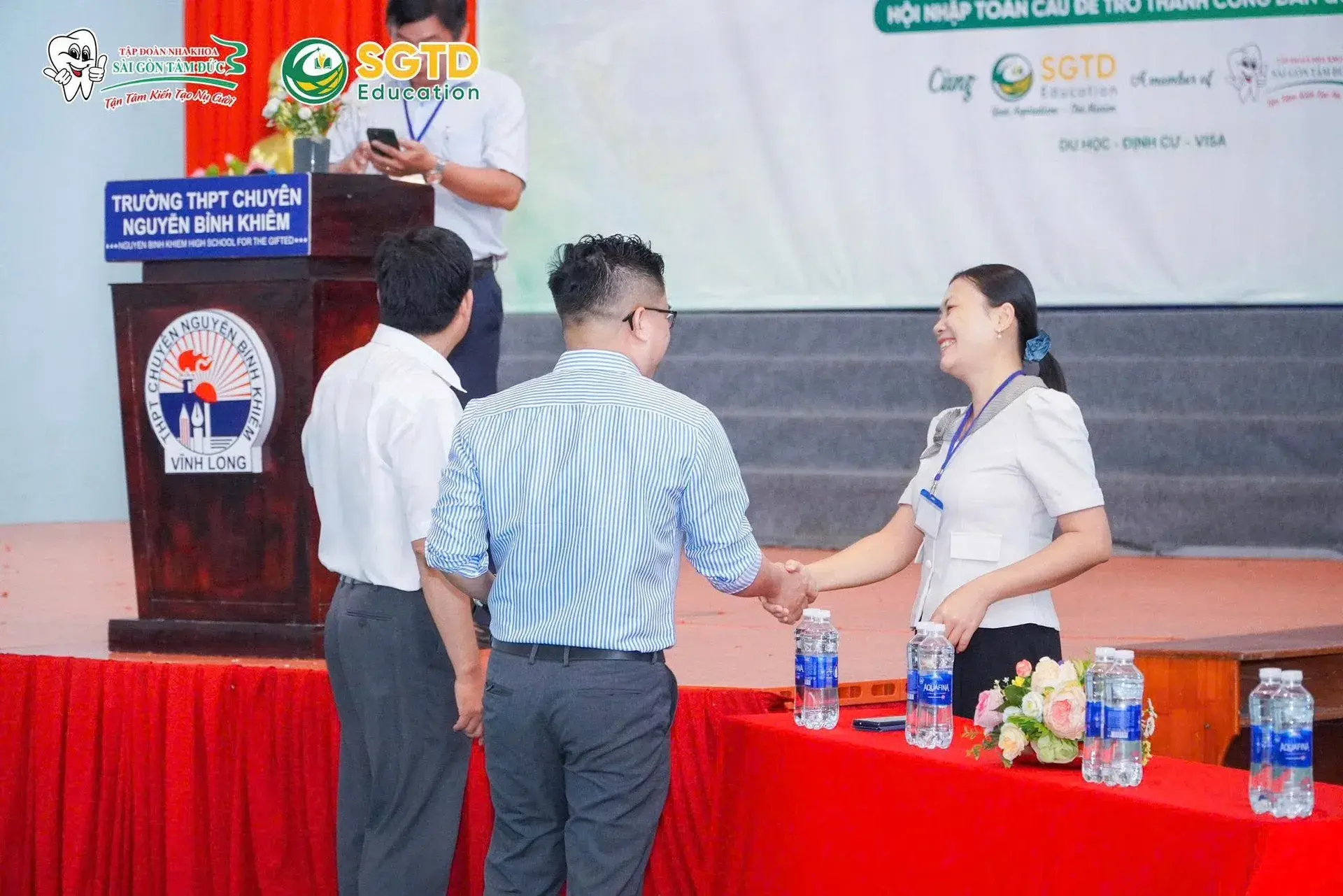 Không khí nhộn nhịp tại khu vực gian hàng