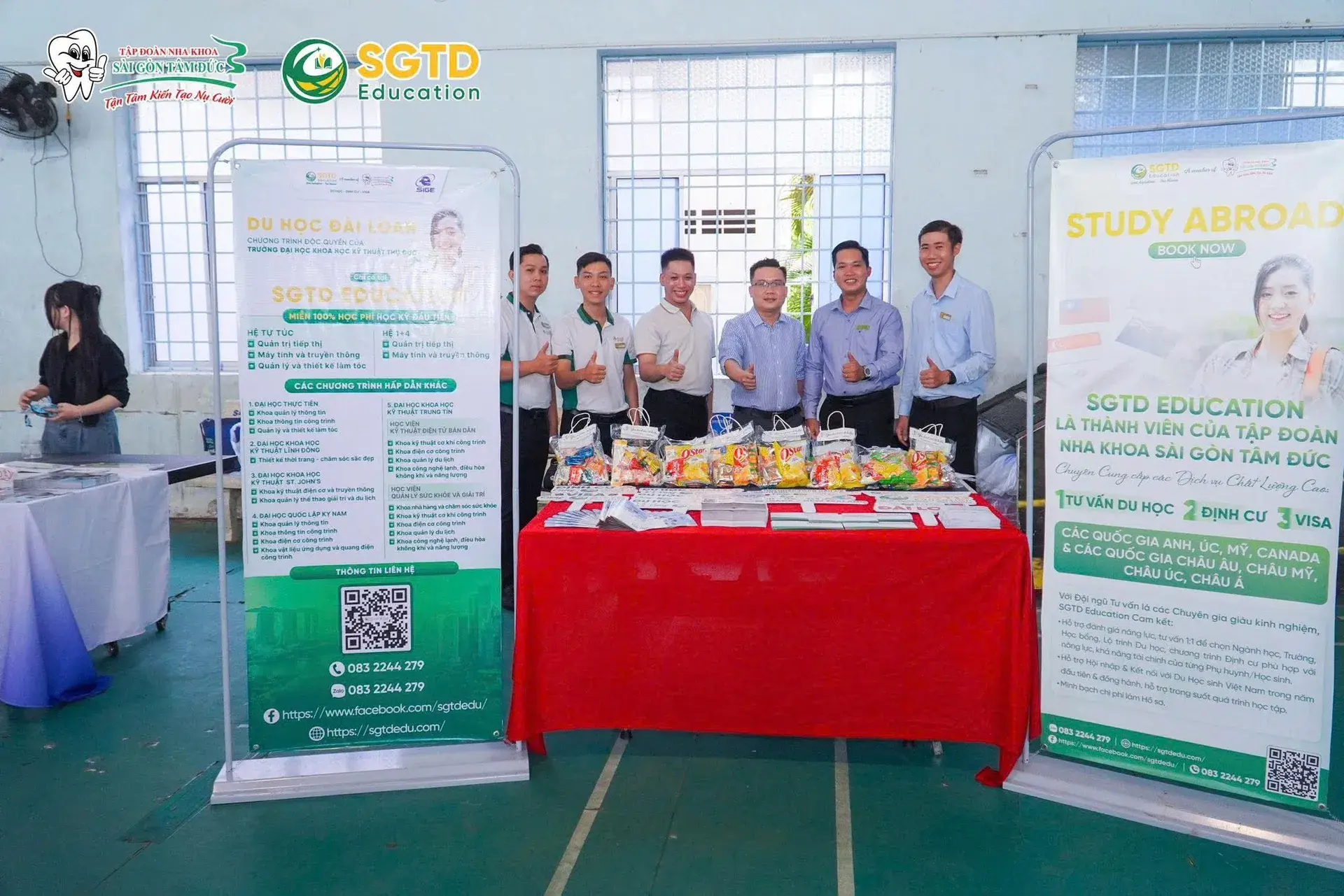 Đại diện trường quốc tế trò chuyện cùng học sinh