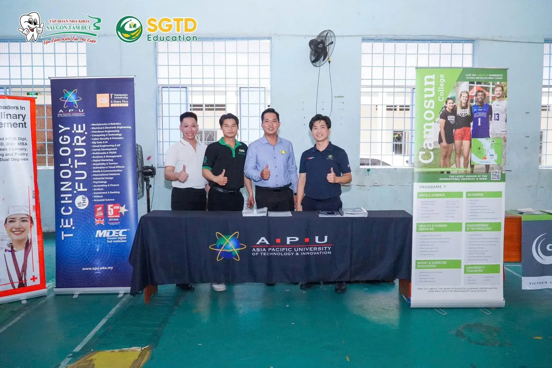 Học sinh đặt câu hỏi về học bổng