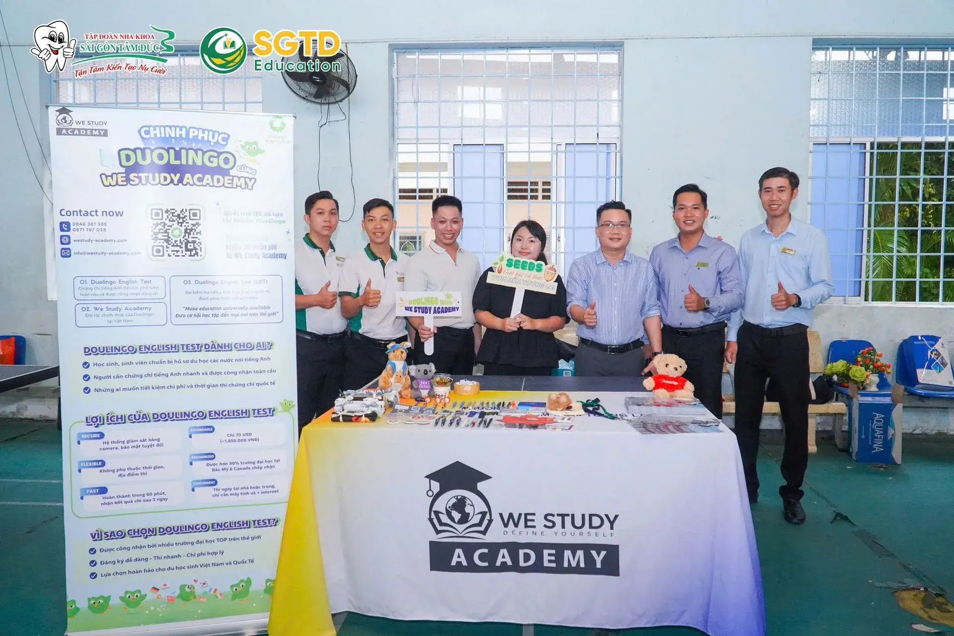 Học sinh điền phiếu đăng ký tư vấn