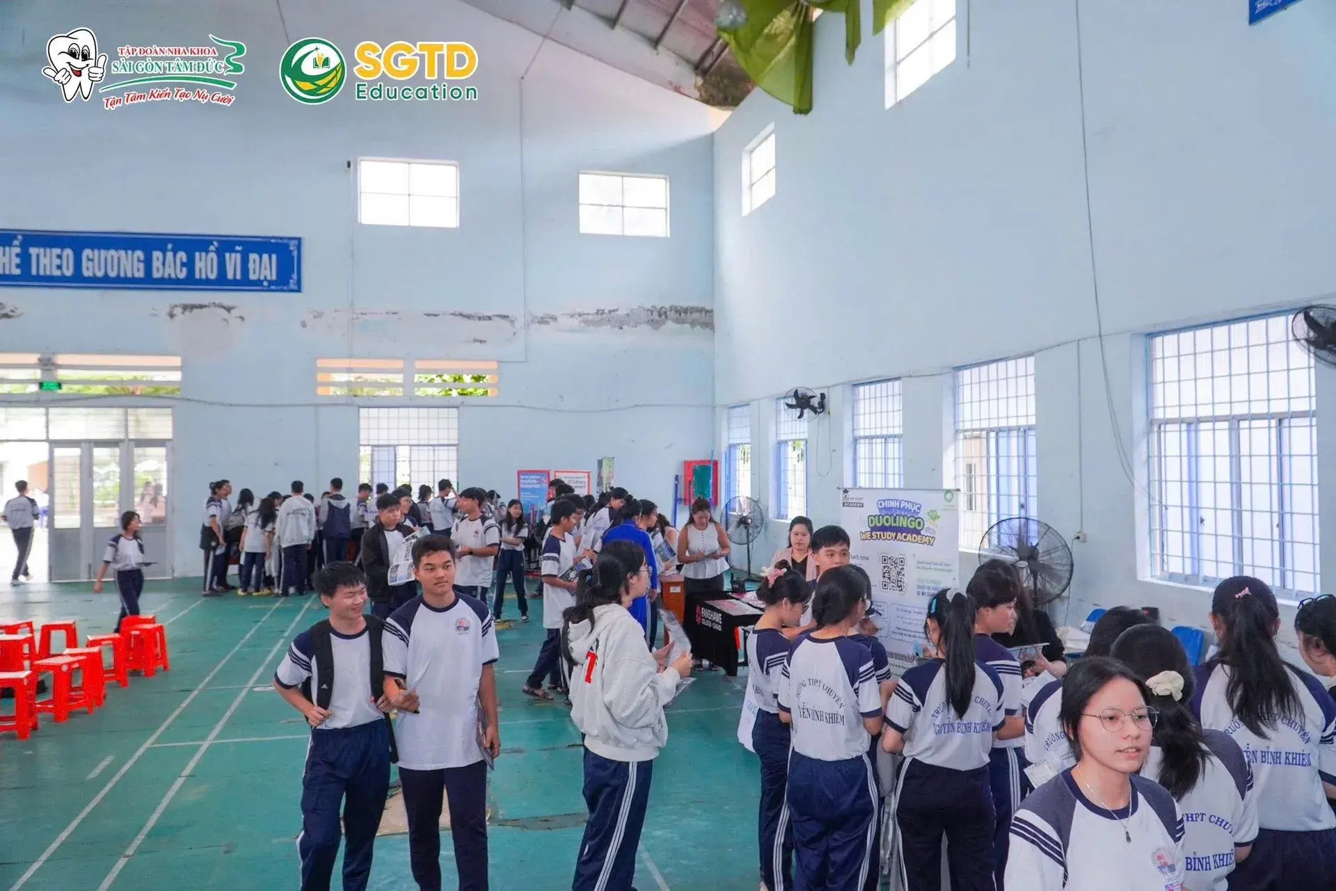 Học sinh tìm hiểu chương trình Thuỵ Sĩ và Malaysia