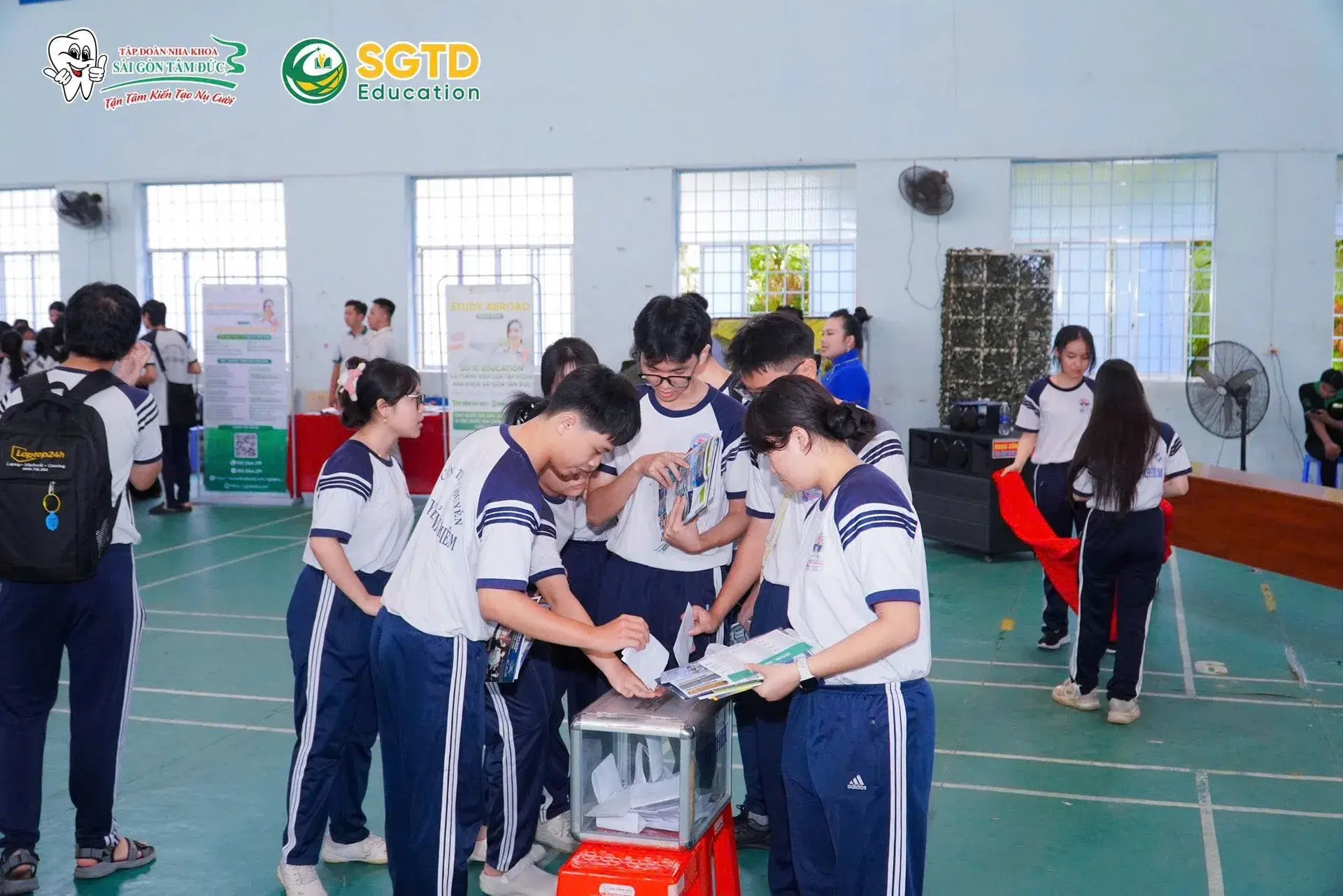 Chuyên viên hướng dẫn học sinh về lộ trình từ bậc THPT