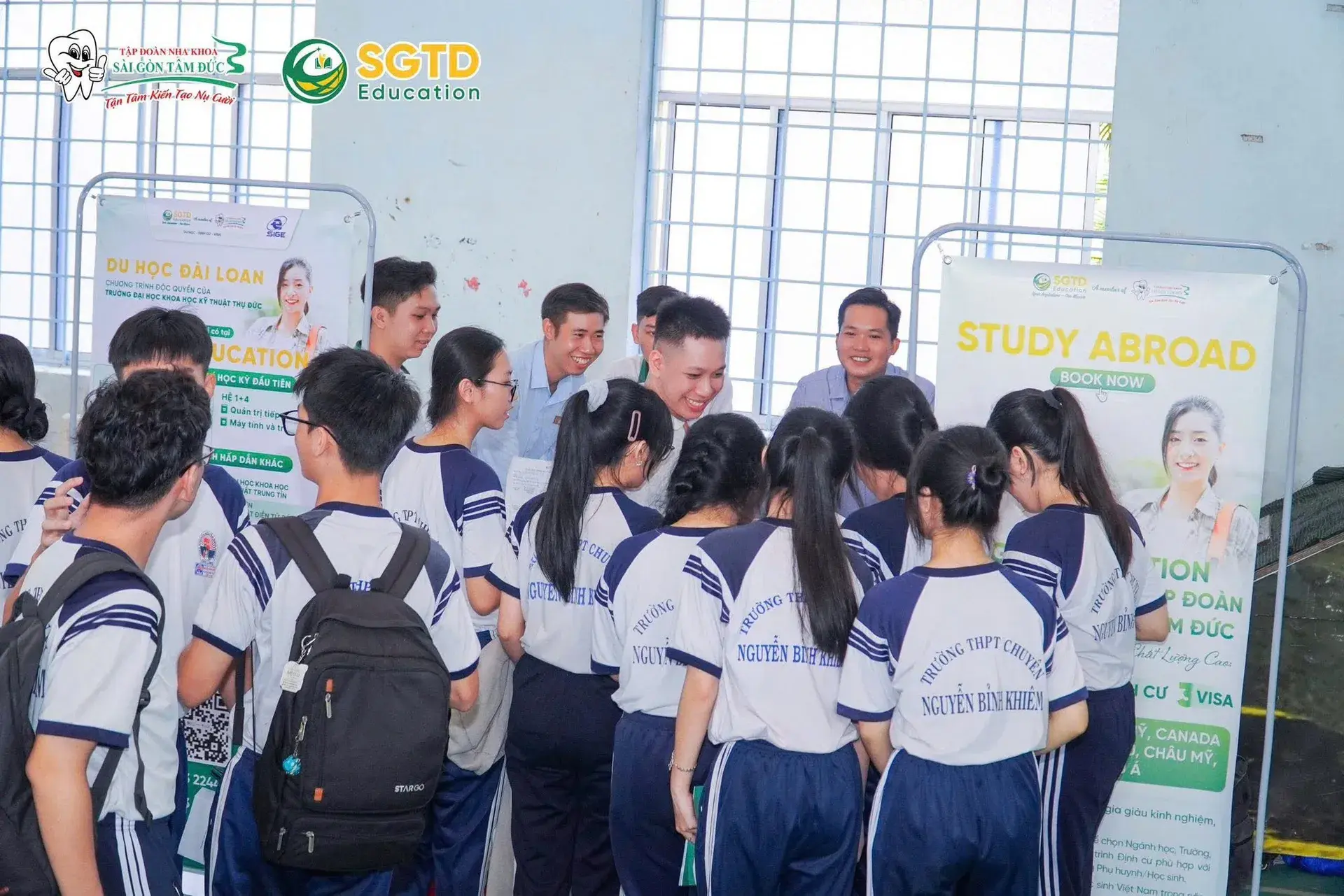 Không khí ngày hội trong sân trường