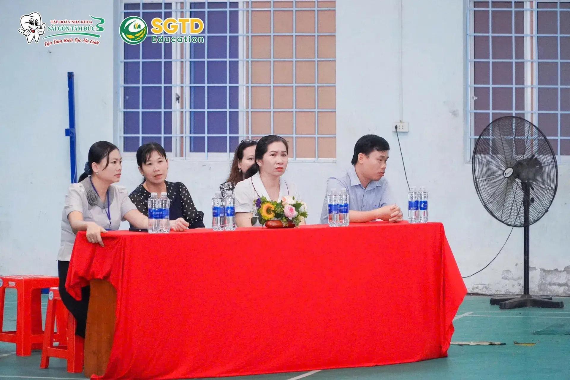 Học sinh khối 12 theo dõi phần chia sẻ chung