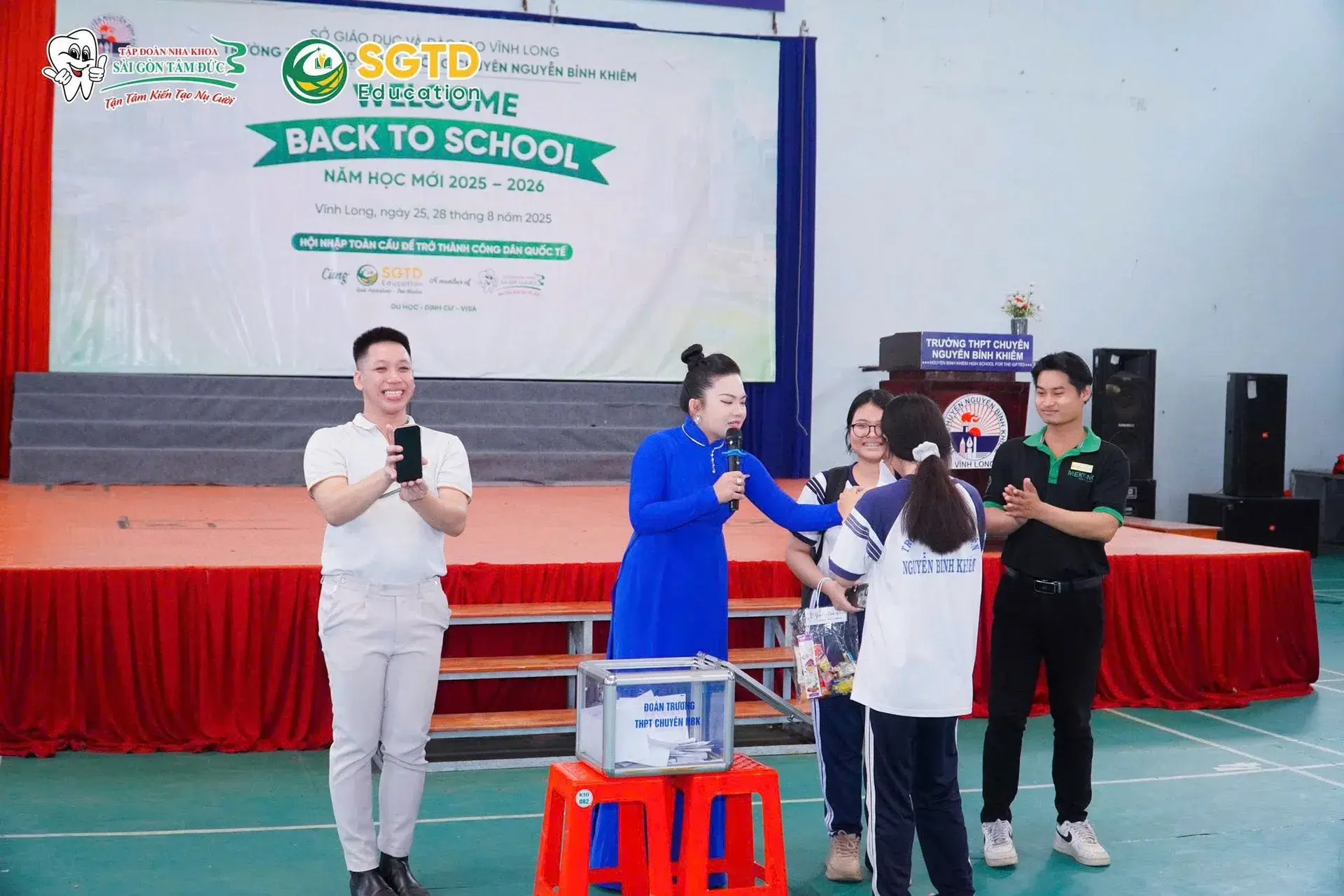 Học sinh ghi lại thông tin cần thiết