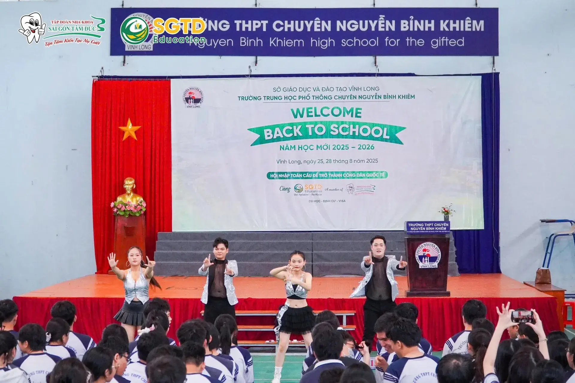 Học sinh nhận quà lưu niệm từ ban tổ chức
