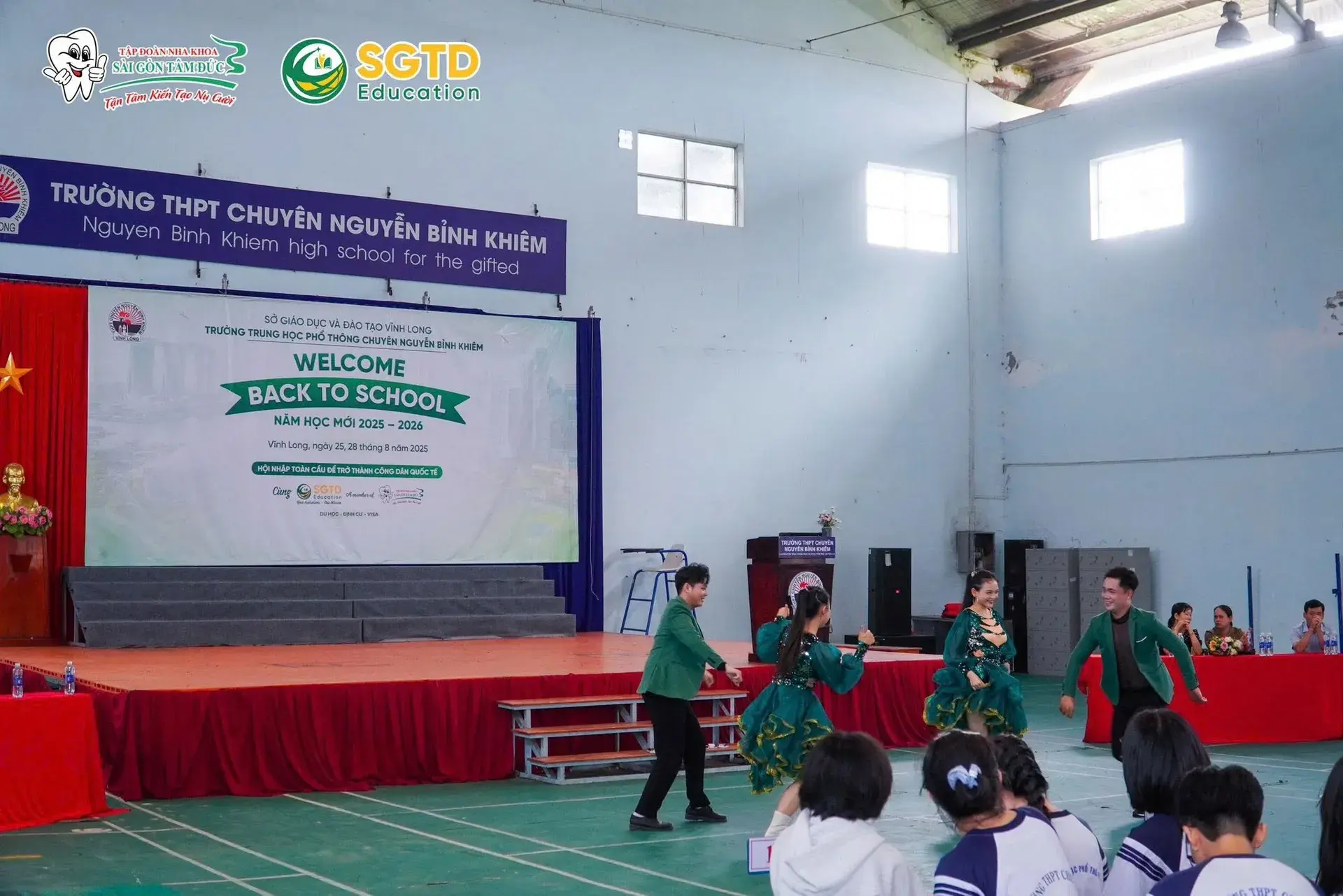 Đội ngũ SGTD Education cùng học sinh nhà trường