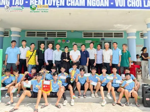 Không khí khai mạc giải bóng chuyền tại Trường THPT Trưng Vương