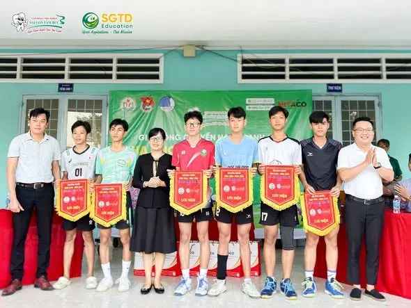 Các đội bóng ra mắt trước giờ thi đấu