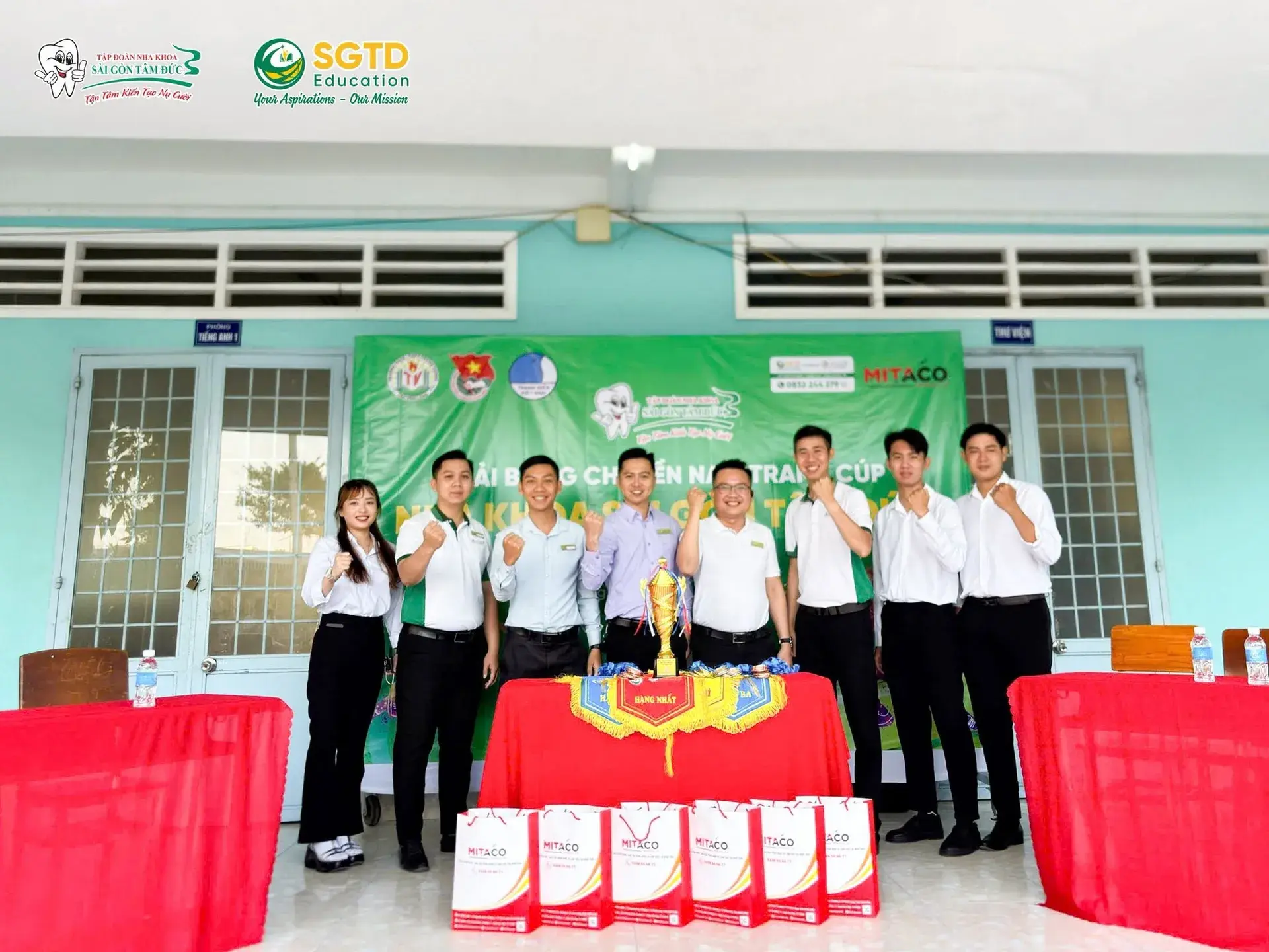 Đồng đội phối hợp trong một pha tấn công