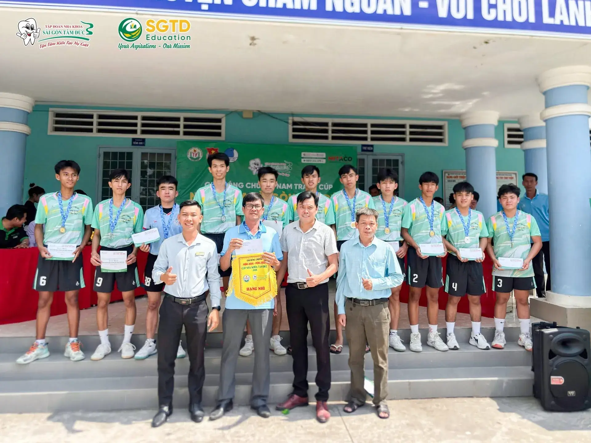Cổ động viên các trường theo dõi trận đấu