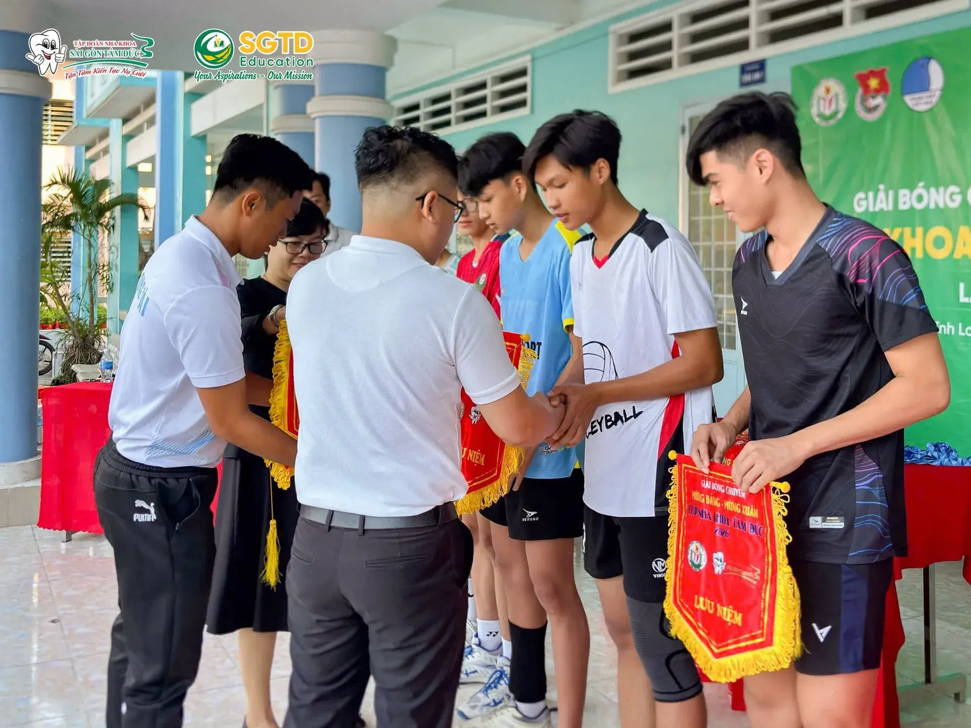 Các vận động viên học sinh thi đấu hết mình