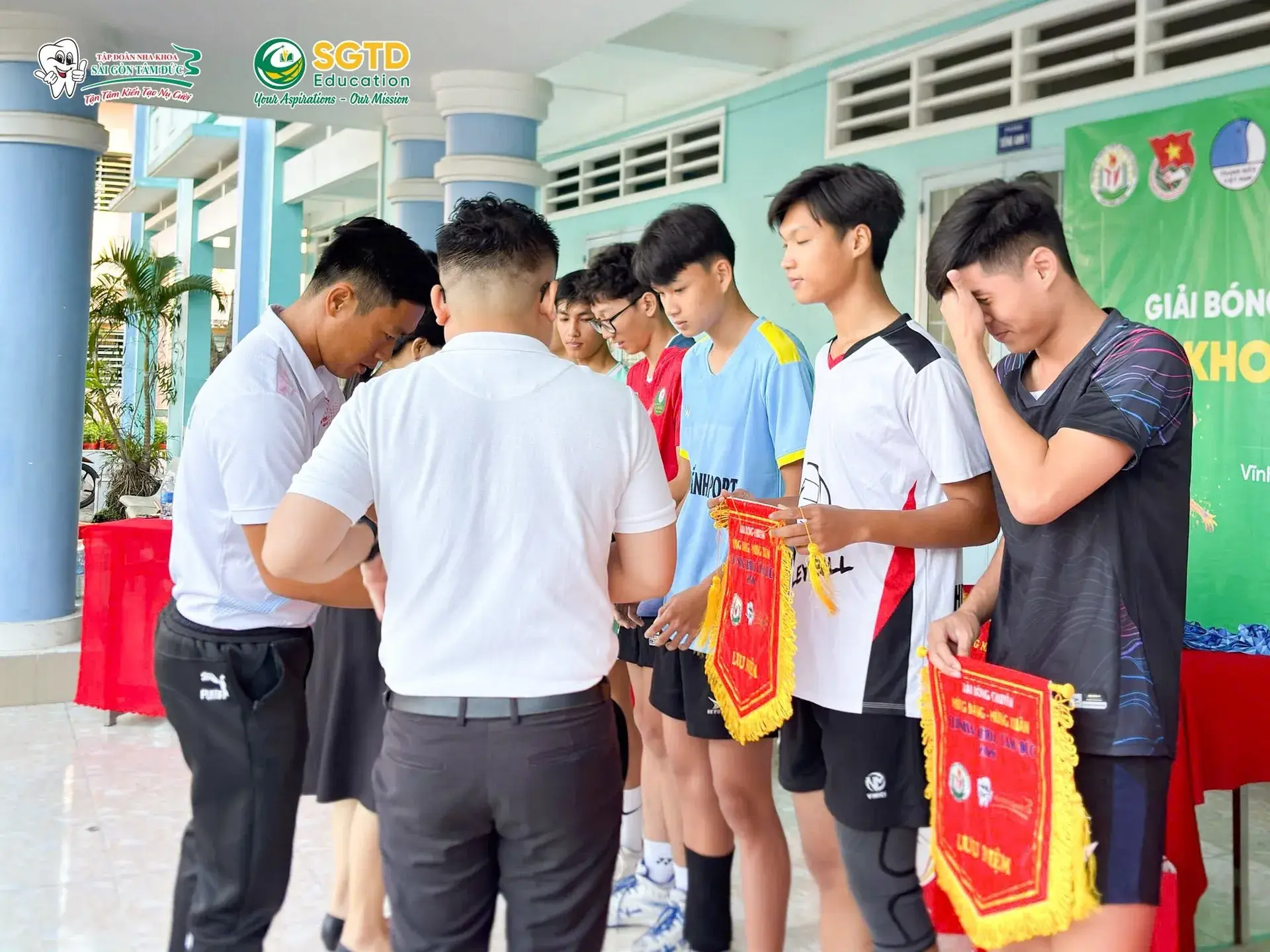 Trọng tài điều hành trận đấu